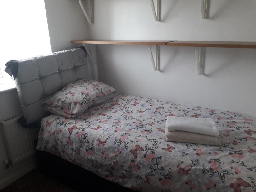 Вилла 5 Bed House With Free Secure Parking In Pleasant Quiet Location Вулвергемптон Экстерьер фото