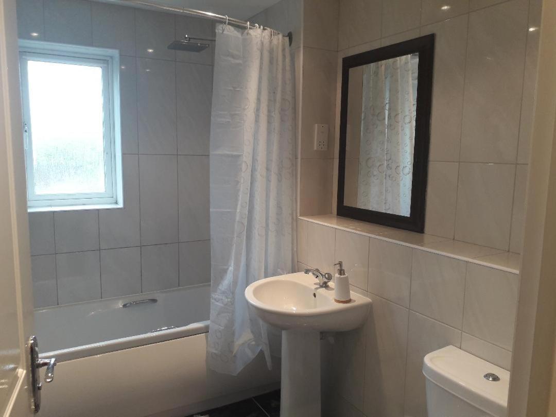 Вилла 5 Bed House With Free Secure Parking In Pleasant Quiet Location Вулвергемптон Экстерьер фото
