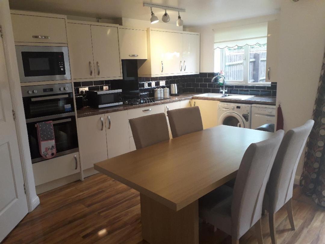 Вилла 5 Bed House With Free Secure Parking In Pleasant Quiet Location Вулвергемптон Экстерьер фото